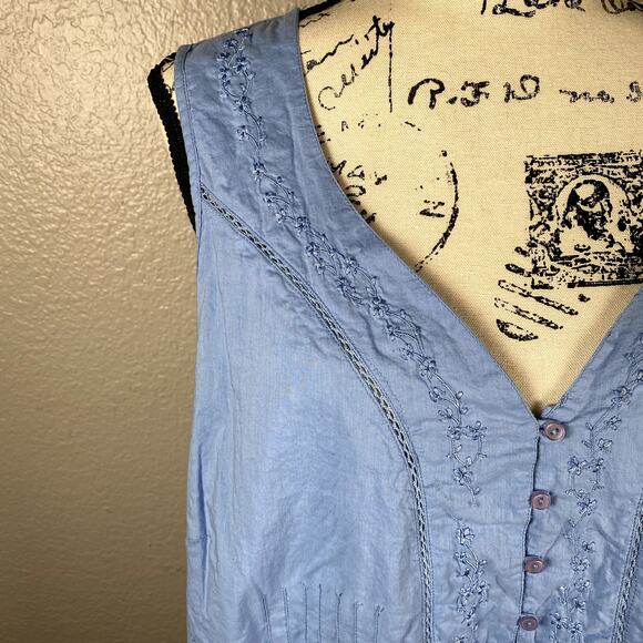 a.n.a. Sz 2XL Sleeveless Button-Down V-Neck Light Blue Blouse Floral Detail - Picture 3 of 9